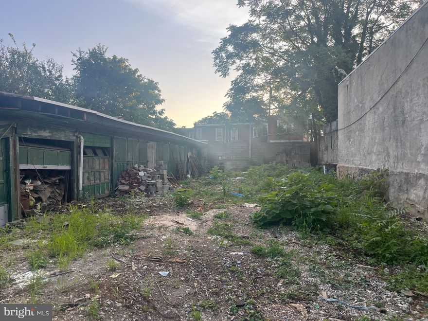 Incredible opportunity for anyone or business in need of storage space.
12 Garages currently used for material storage with large open space. 
Buyer to do their own due diligence for potential uses.
Property being sold 'as is' with all materials currently on site.

Please drive by first before requesting an appointment.