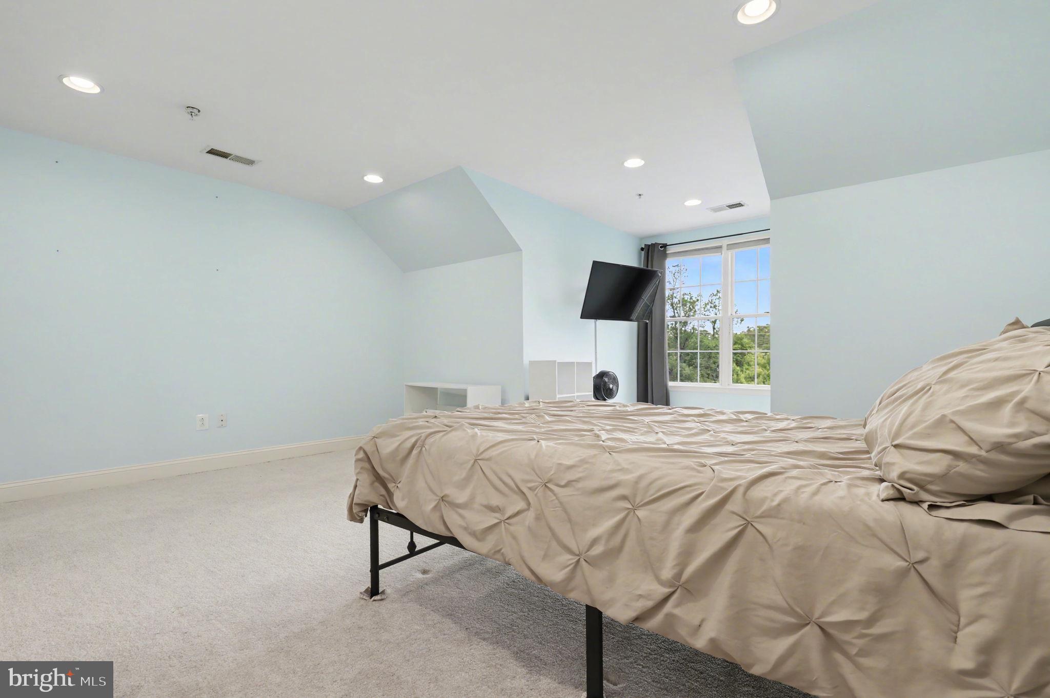 POTOMAC COUNTRY CORNER - Residential