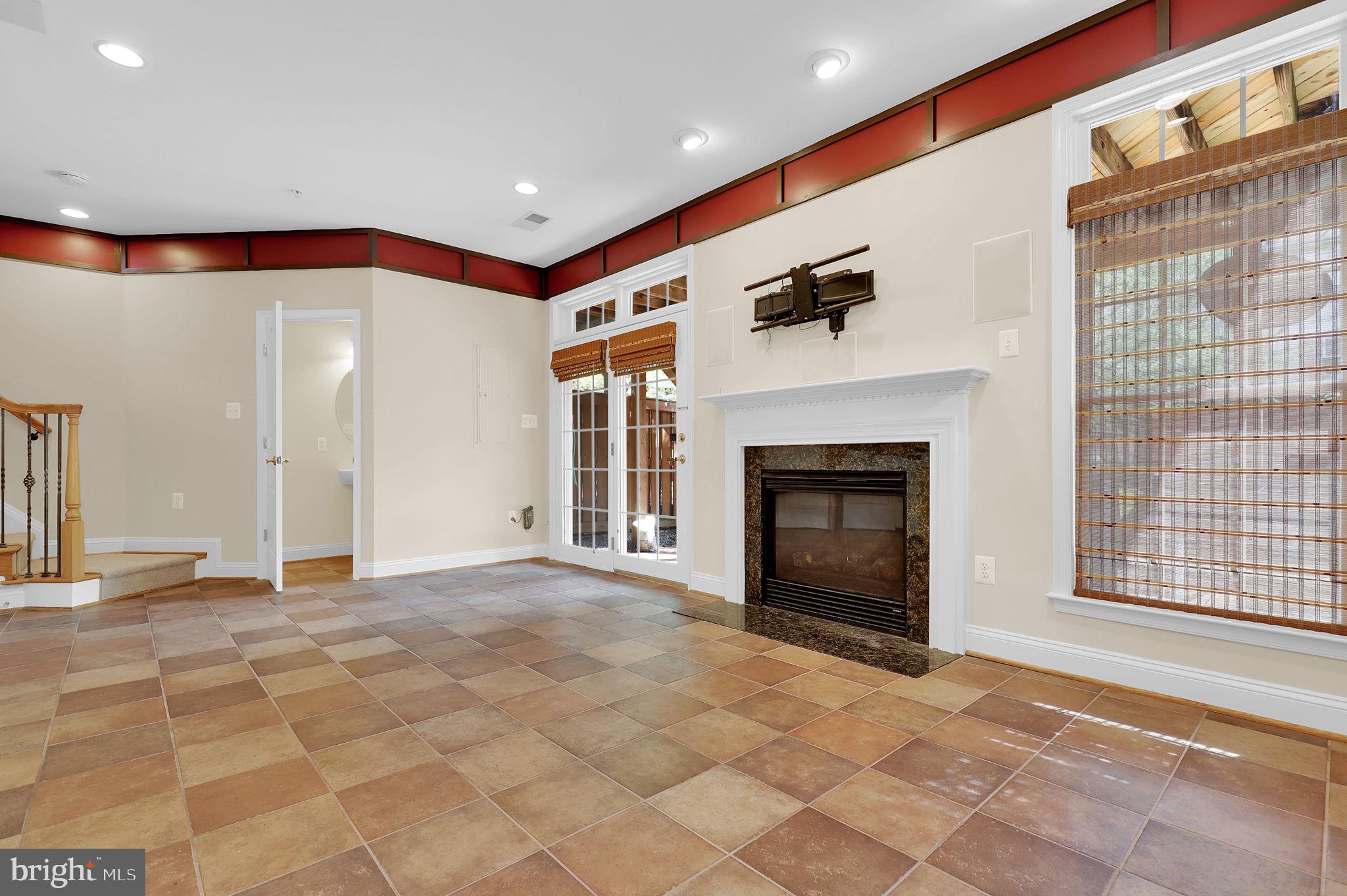 POTOMAC COUNTRY CORNER - Residential