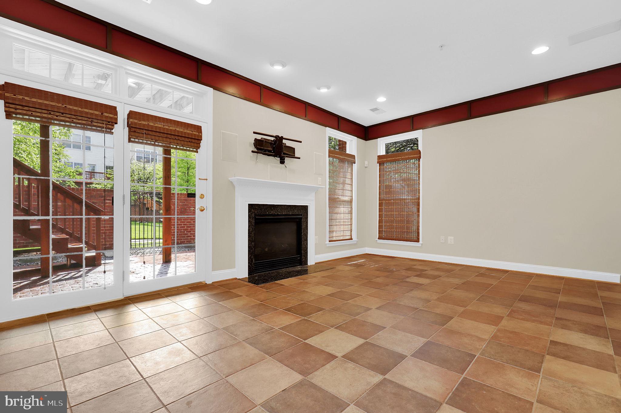 POTOMAC COUNTRY CORNER - Residential