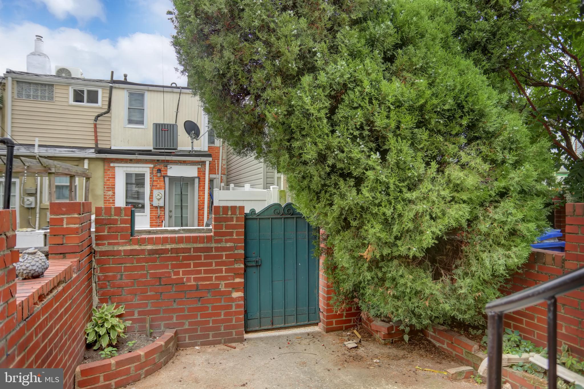 LOCUST POINT - Residential