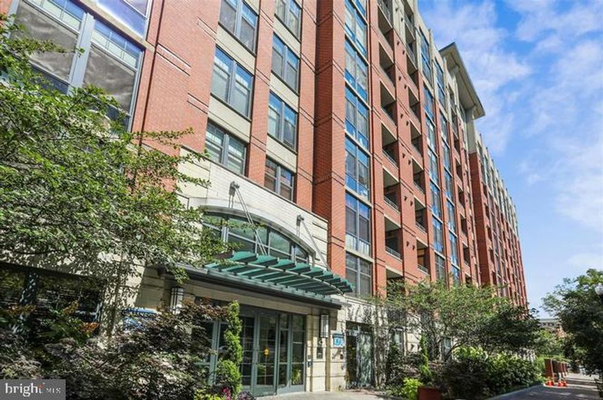 Bright and spacious Two bedroom (one Bedroom/one Den) condo located in the heart of Clarendon near countless restaurants, shopping, entertainment and just two blocks to Clarendon Metro. Clarendon 1021 has excellent building amenities that include a 24x7 front desk, roof top pool, grilling area, fitness center, party room and meeting space. Convenient and quick access to commuter bike and car routes, airports, and downtown DC.