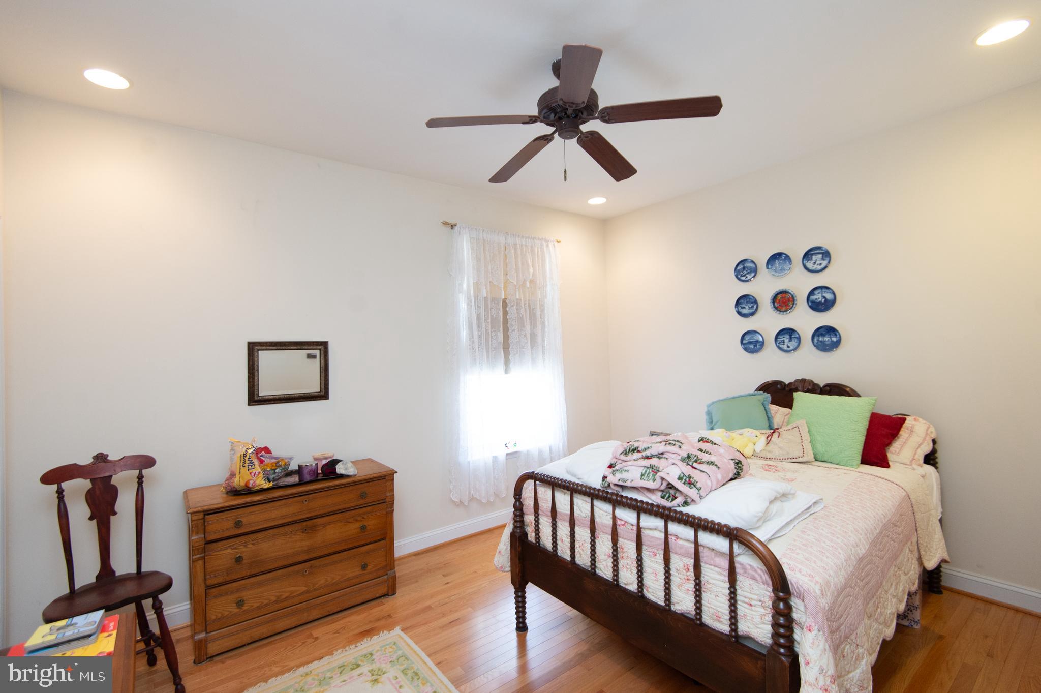 LONGBOAT ESTATES - Residential