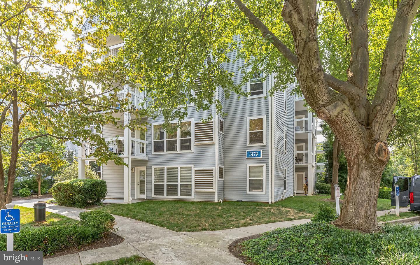 FOUR WINDS AT OAKTON - Residential Lease