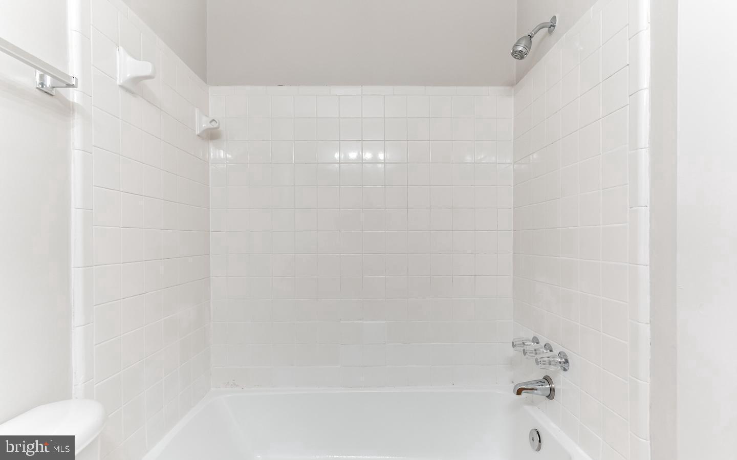 FOUR WINDS AT OAKTON - Residential Lease