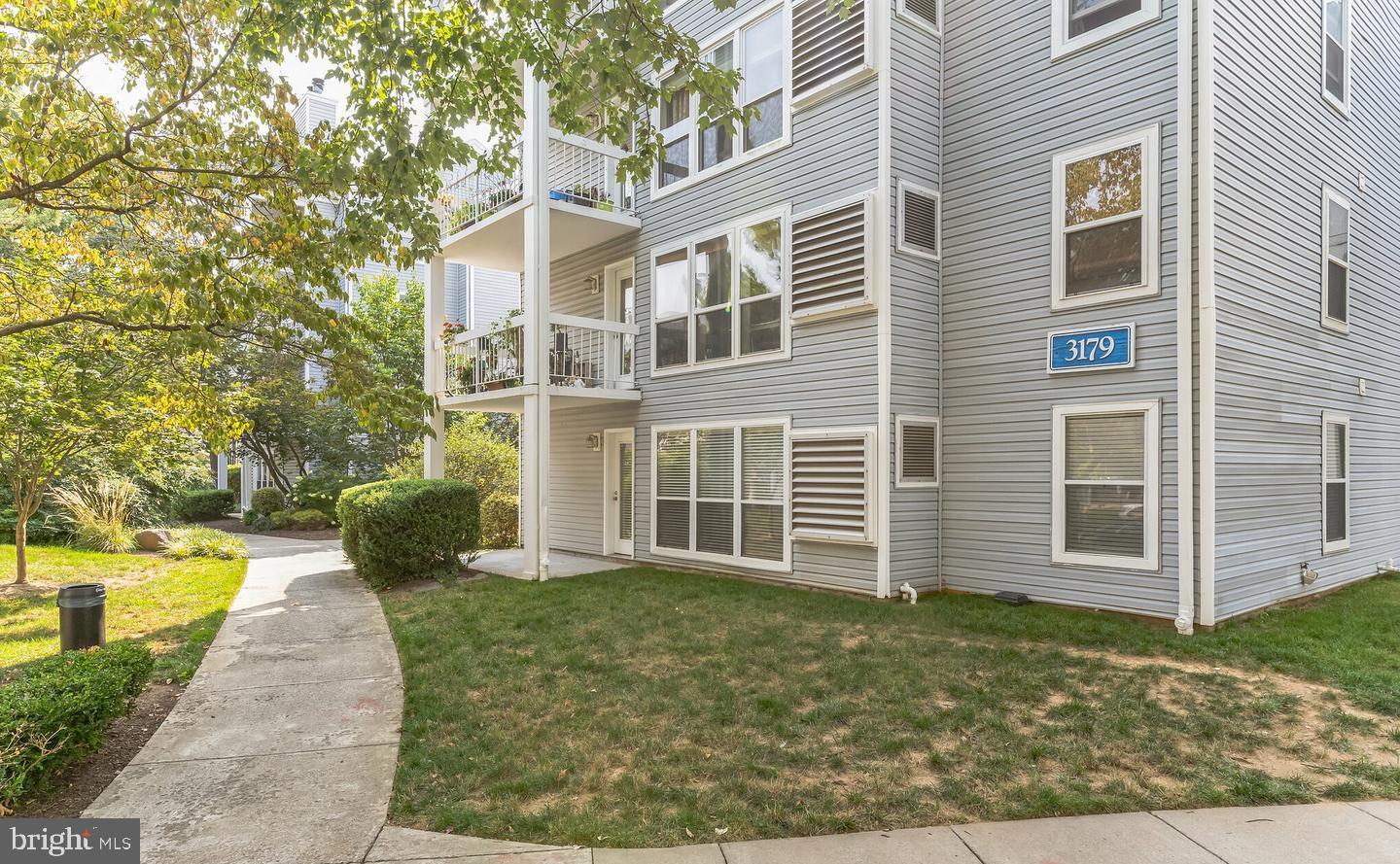 FOUR WINDS AT OAKTON - Residential Lease