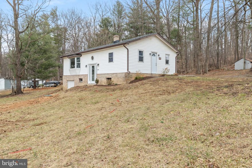 Beautiful 3 Bed 1 Bath Single Family Home, New Carpet, Luxury Vinyl Flooring, Upgraded Counter Tops,
Fresh Paint, Walk Out Basement, Many Upgrades. Must See!