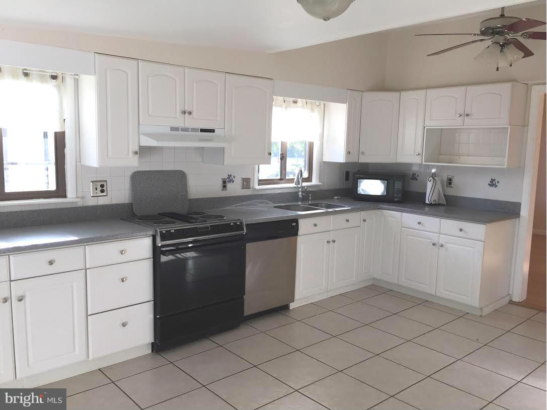 WOODLAND BEACH - Residential Lease