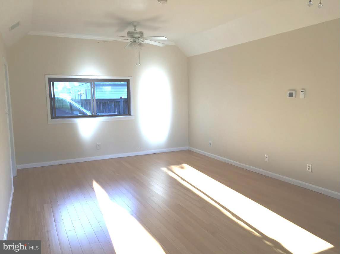 WOODLAND BEACH - Residential Lease