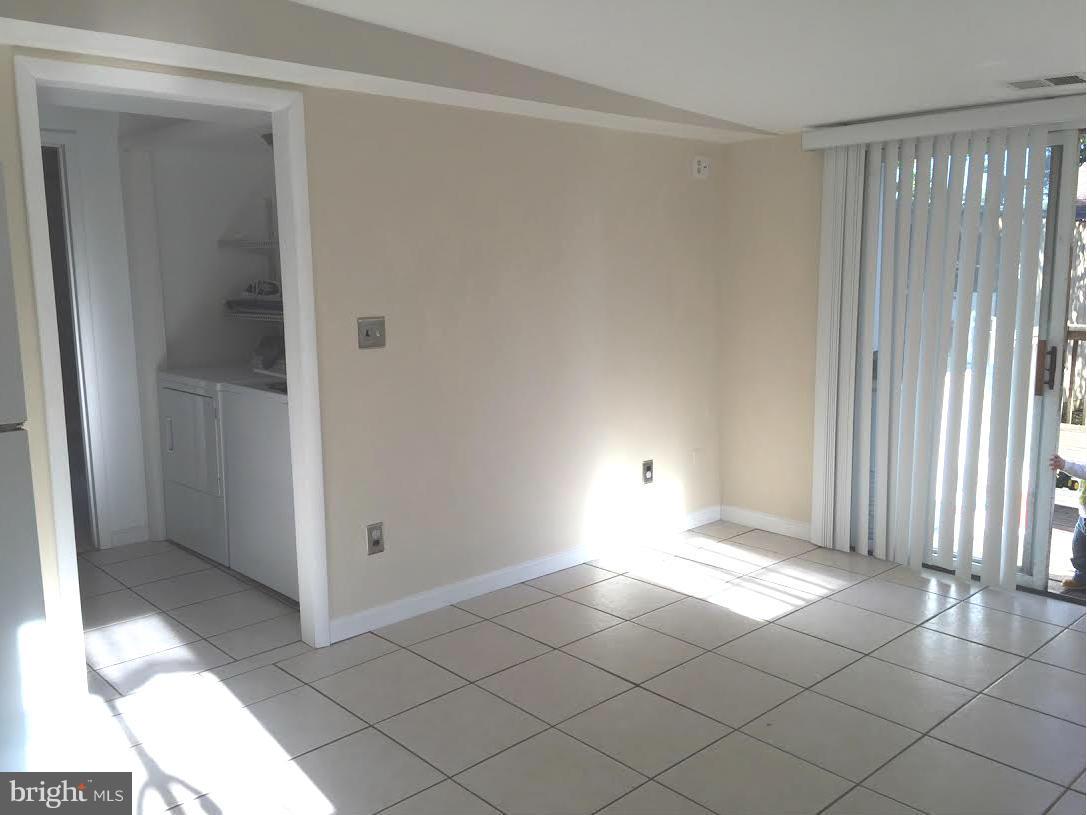 WOODLAND BEACH - Residential Lease