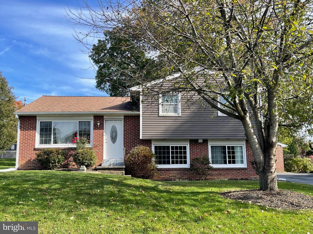Photo of 55 Glen Oaks Drive, Lancaster, PA 17603 (MLS # PALA2042638)