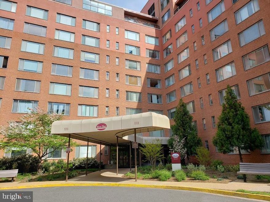 A nice one bedroom at a studio price!!!  Welcome to this light filled and very convenient condo! Everything is updated and nice. All utilitiesare included. The community has a pool, gym, a small market, a cleaners, and more. Walk toGeorgetown or C ourthouse and many other places. You can be in DC in mere minutes. Tysons in15-20 minutes. Watch the fireworks from the parking lot! This is a super place to call home!