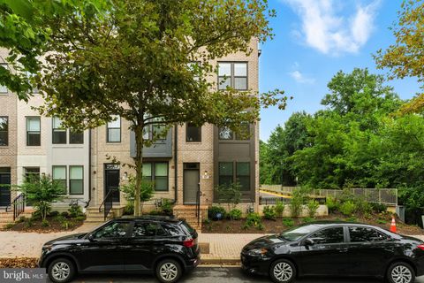 Photo of 807 King Farm Boulevard, ROCKVILLE, MD 20850 (MLS # MDMC2196494)
