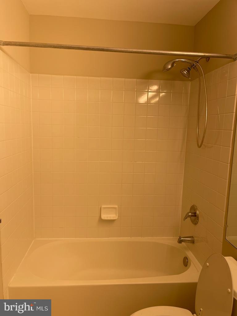 THE COURTS OF FOX MILL - Residential Lease