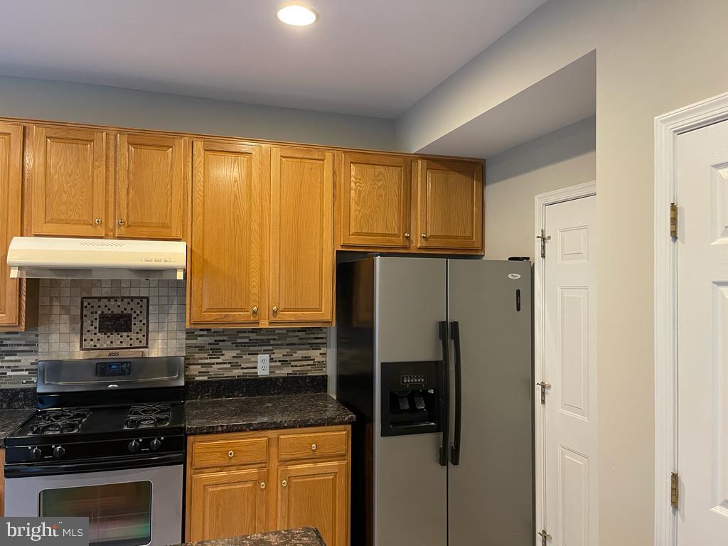 THE COURTS OF FOX MILL - Residential Lease