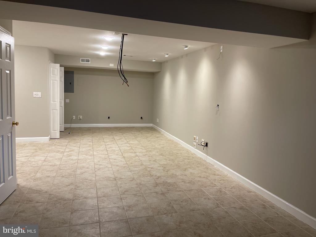 THE COURTS OF FOX MILL - Residential Lease