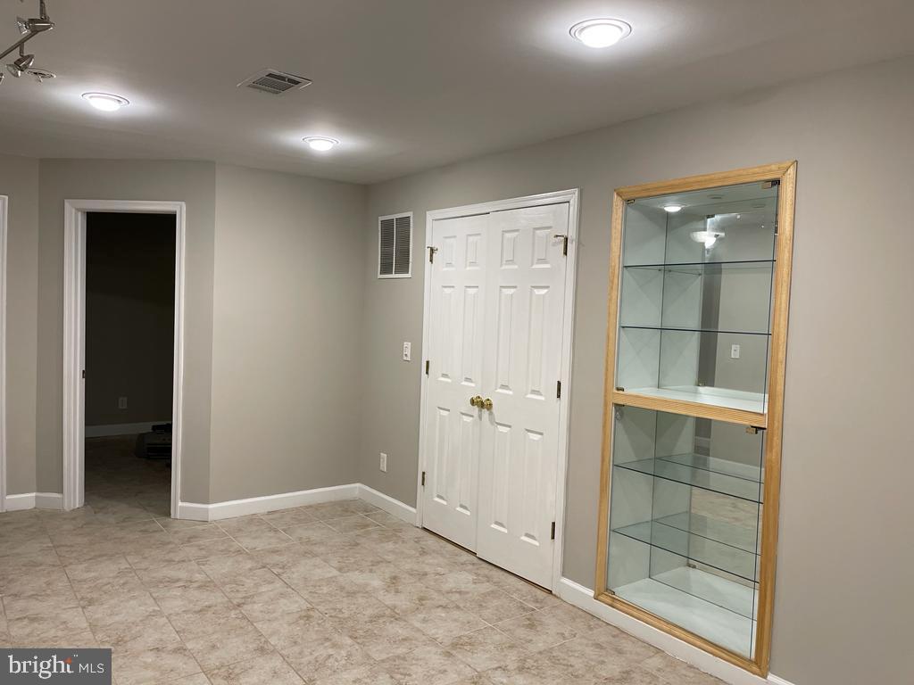 THE COURTS OF FOX MILL - Residential Lease