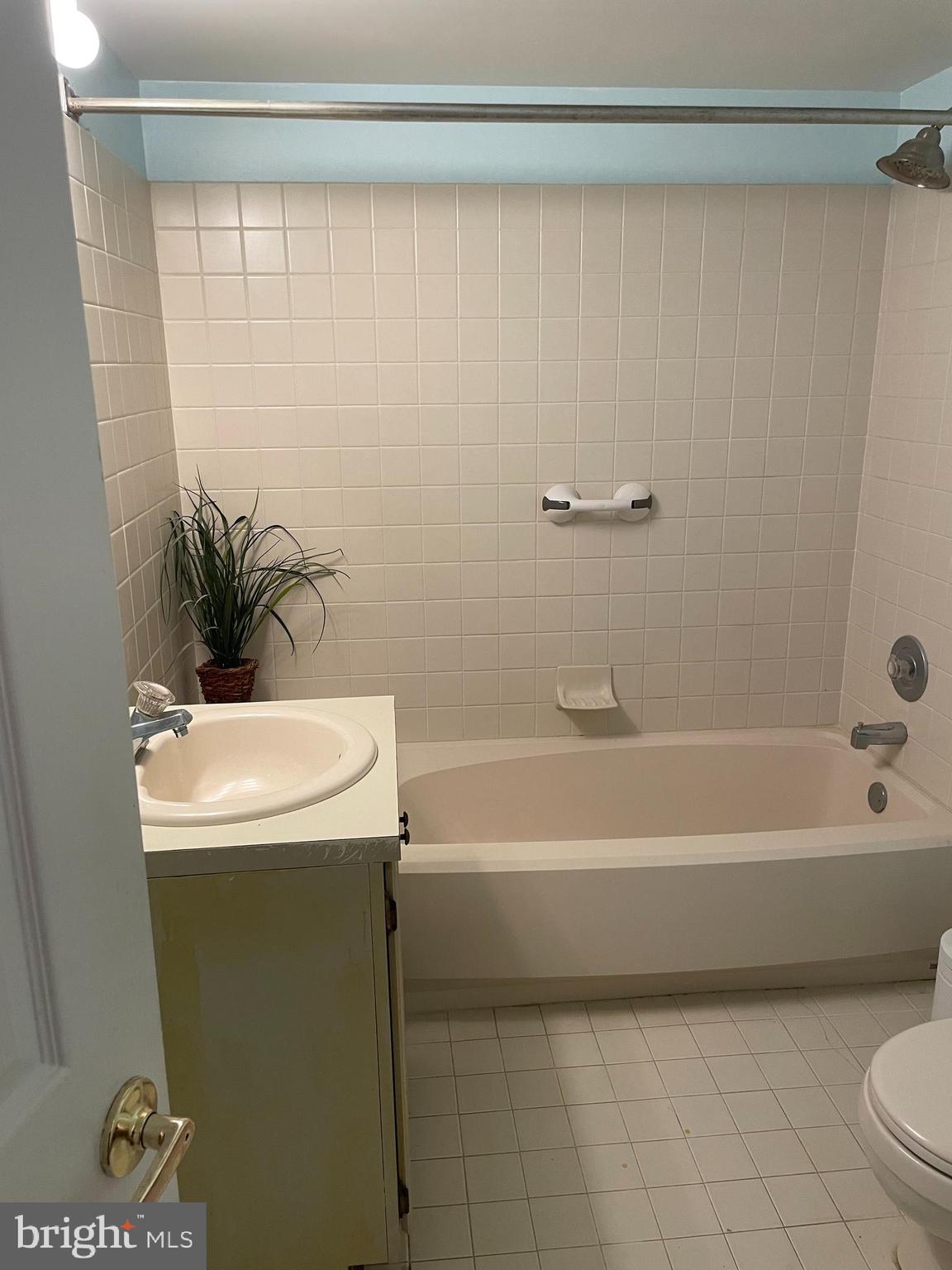 NEWTOWN GATE - Residential Lease
