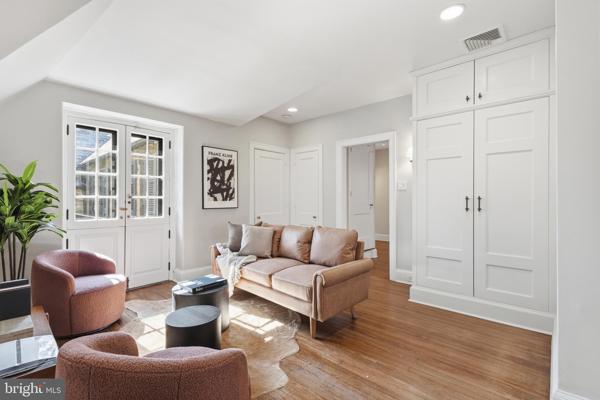 CHESTNUT HILL - Residential