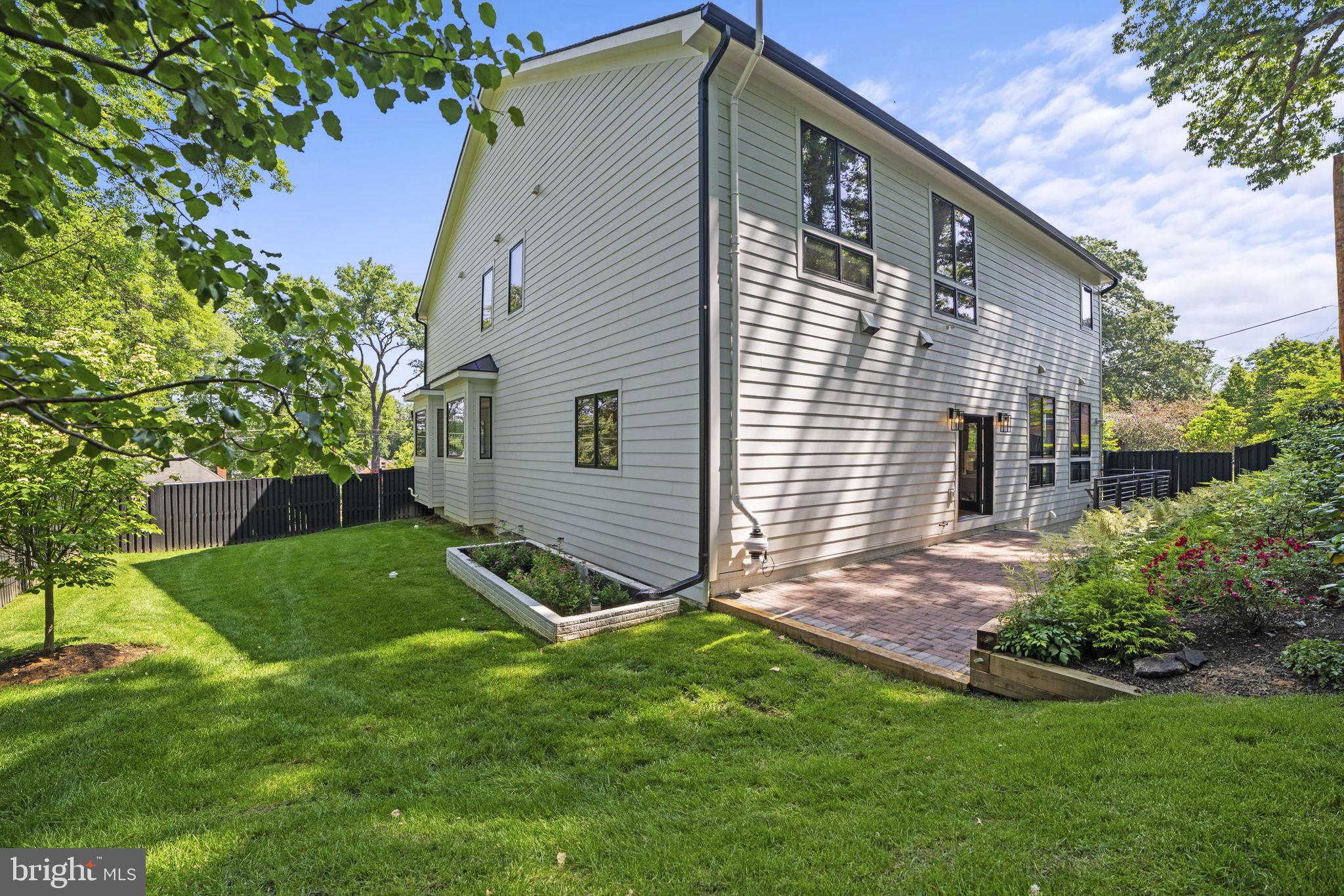 GOLF CLUB MANOR - Residential Lease