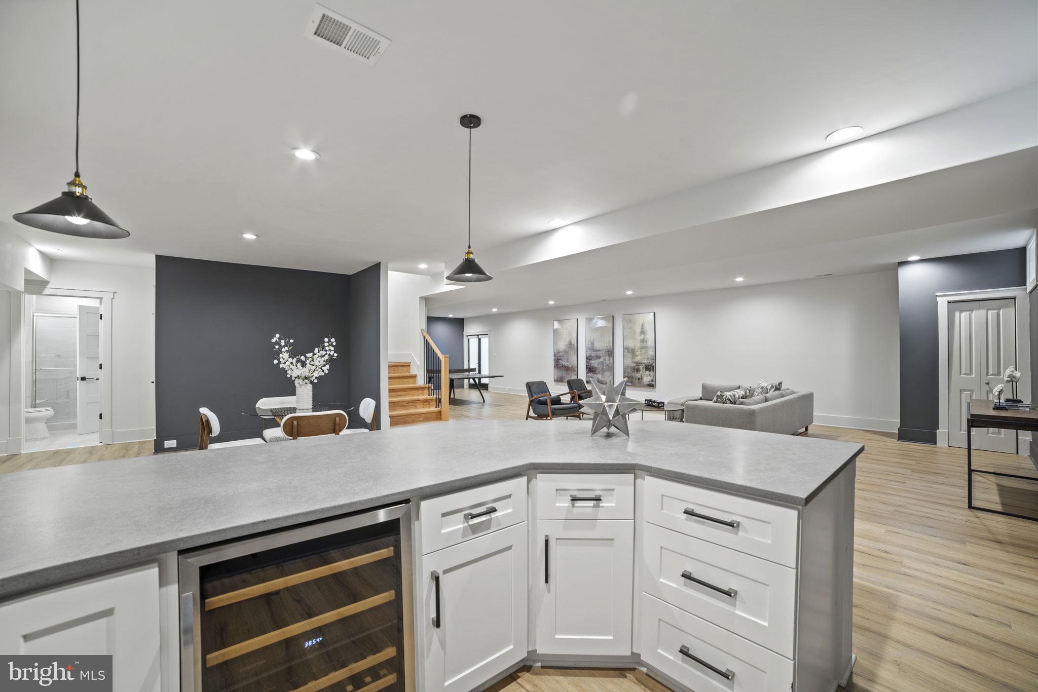 GOLF CLUB MANOR - Residential Lease