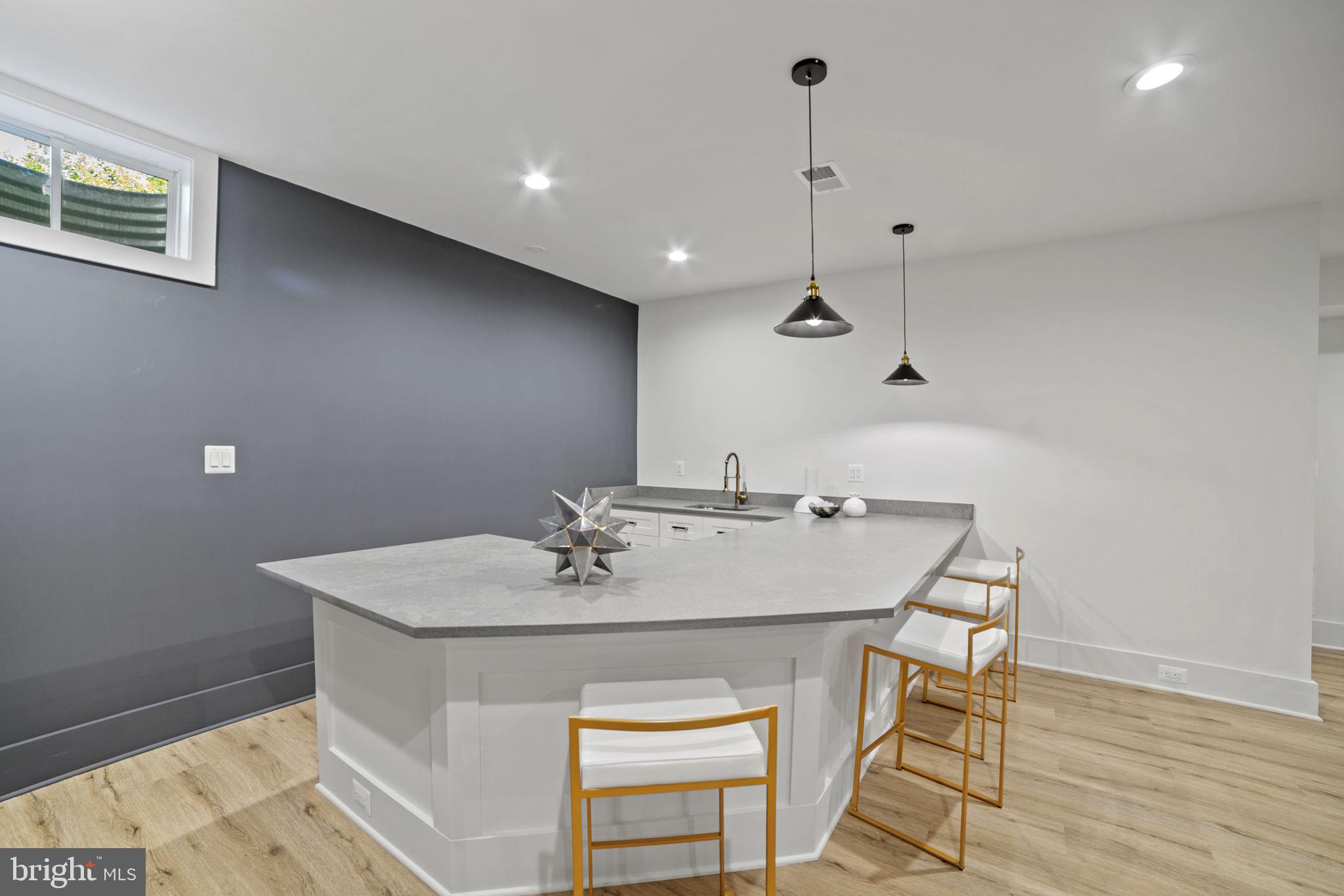 GOLF CLUB MANOR - Residential Lease