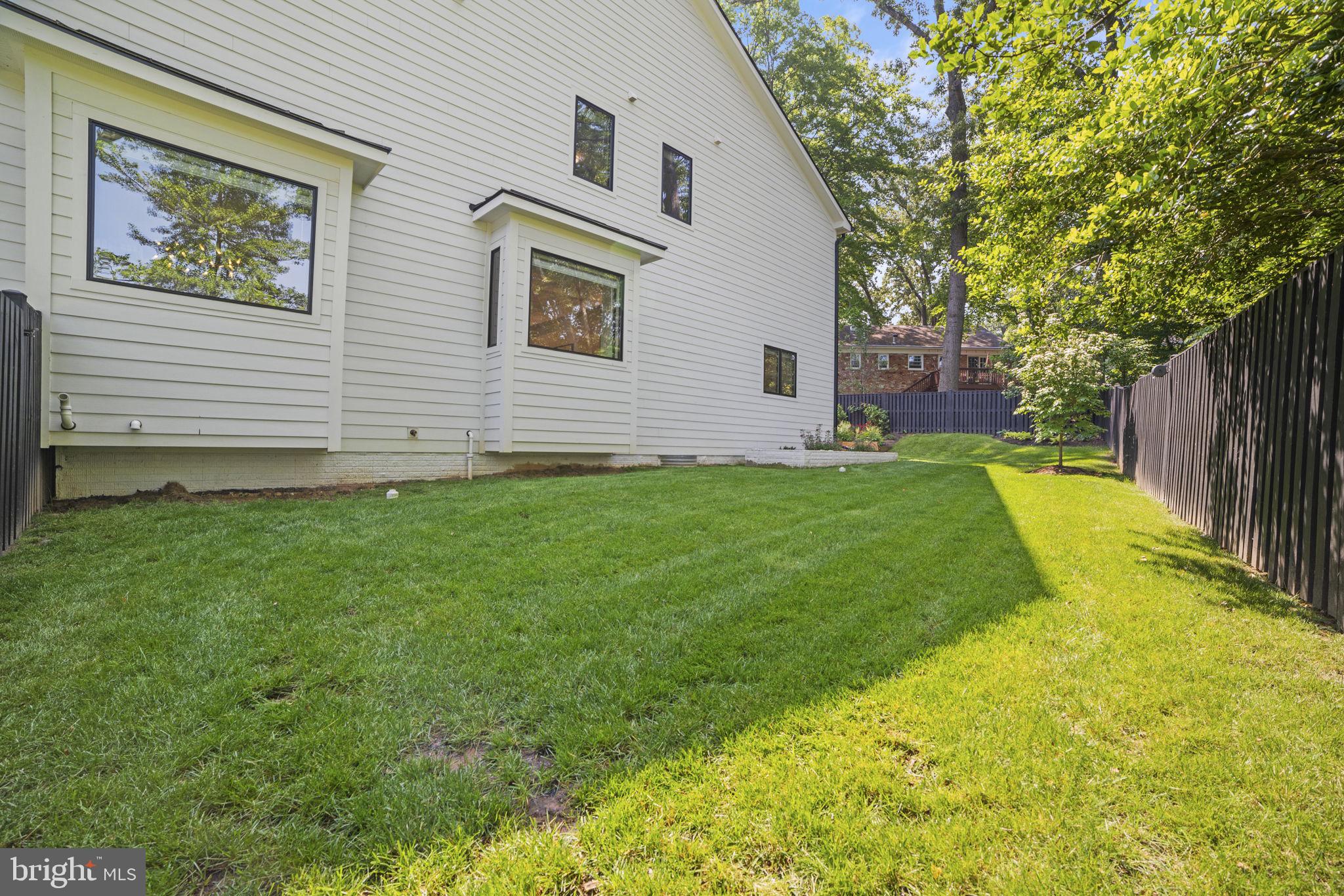 GOLF CLUB MANOR - Residential Lease