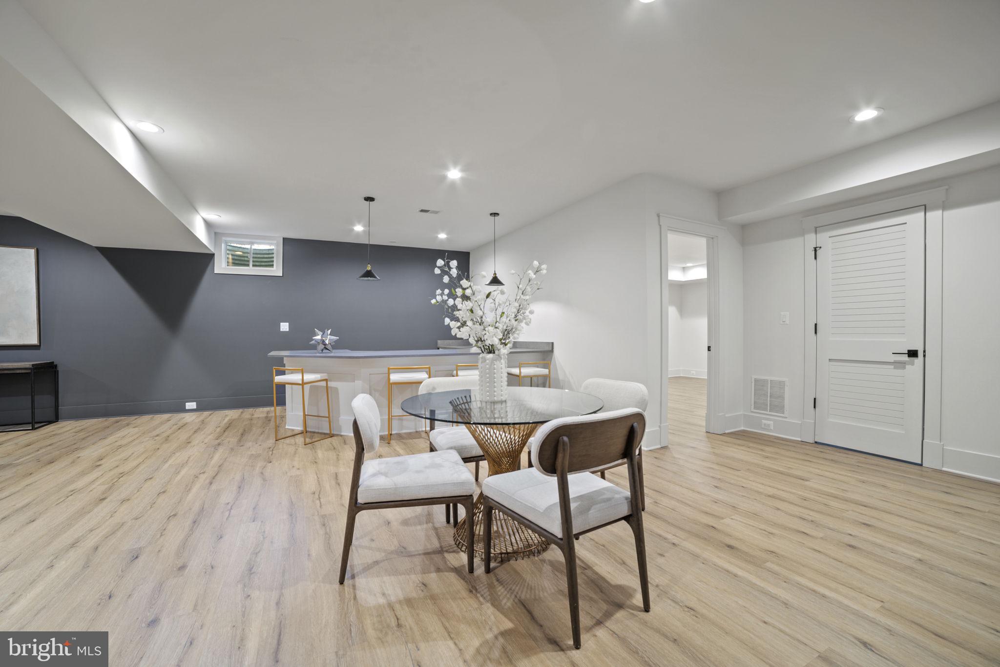 GOLF CLUB MANOR - Residential Lease