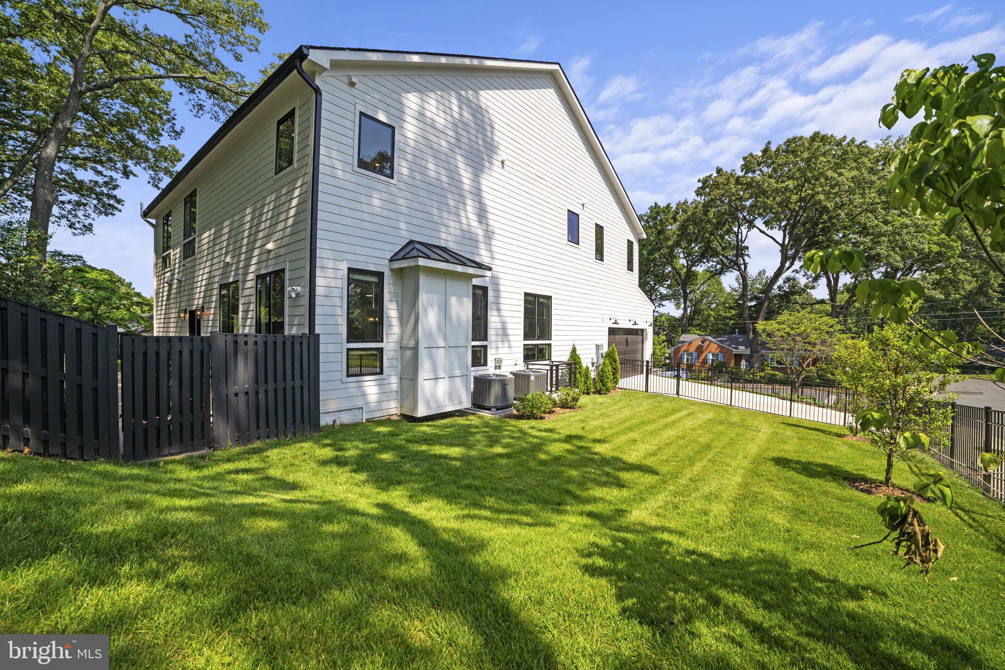 GOLF CLUB MANOR - Residential Lease