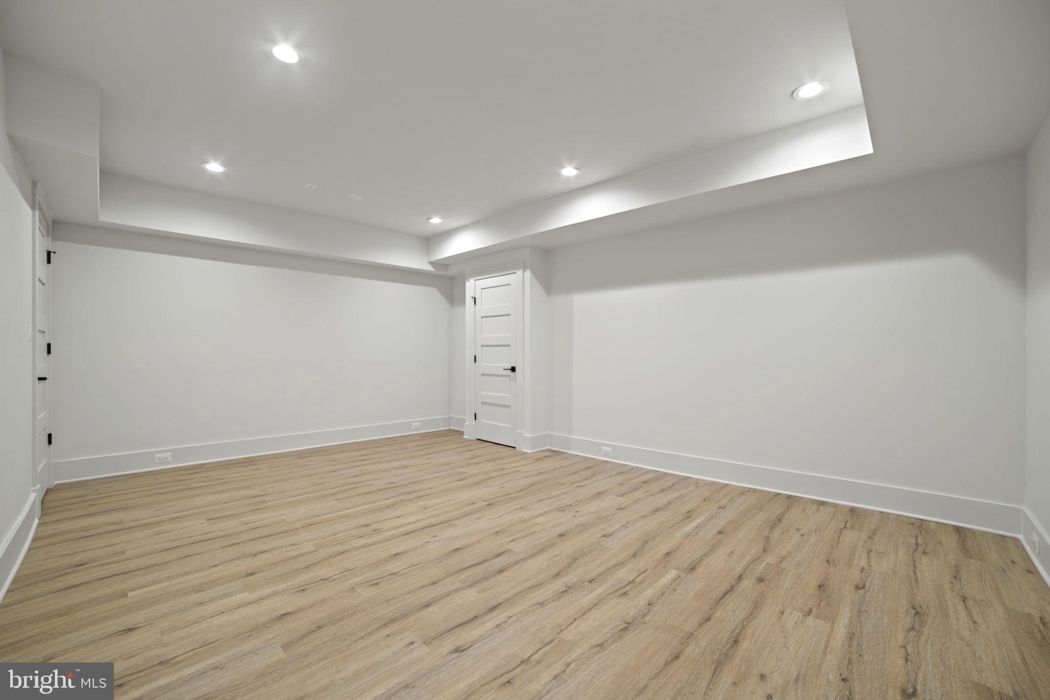 GOLF CLUB MANOR - Residential Lease