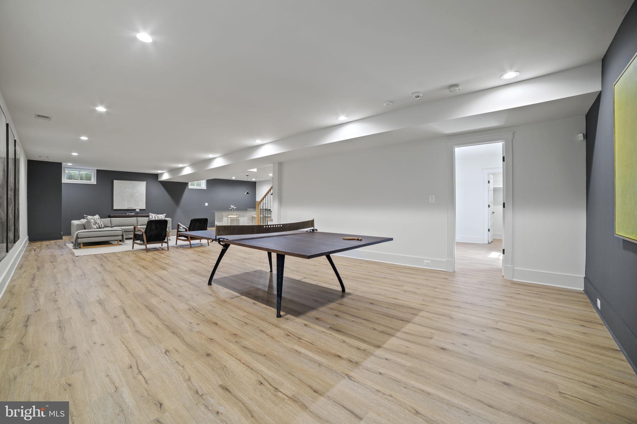 GOLF CLUB MANOR - Residential Lease