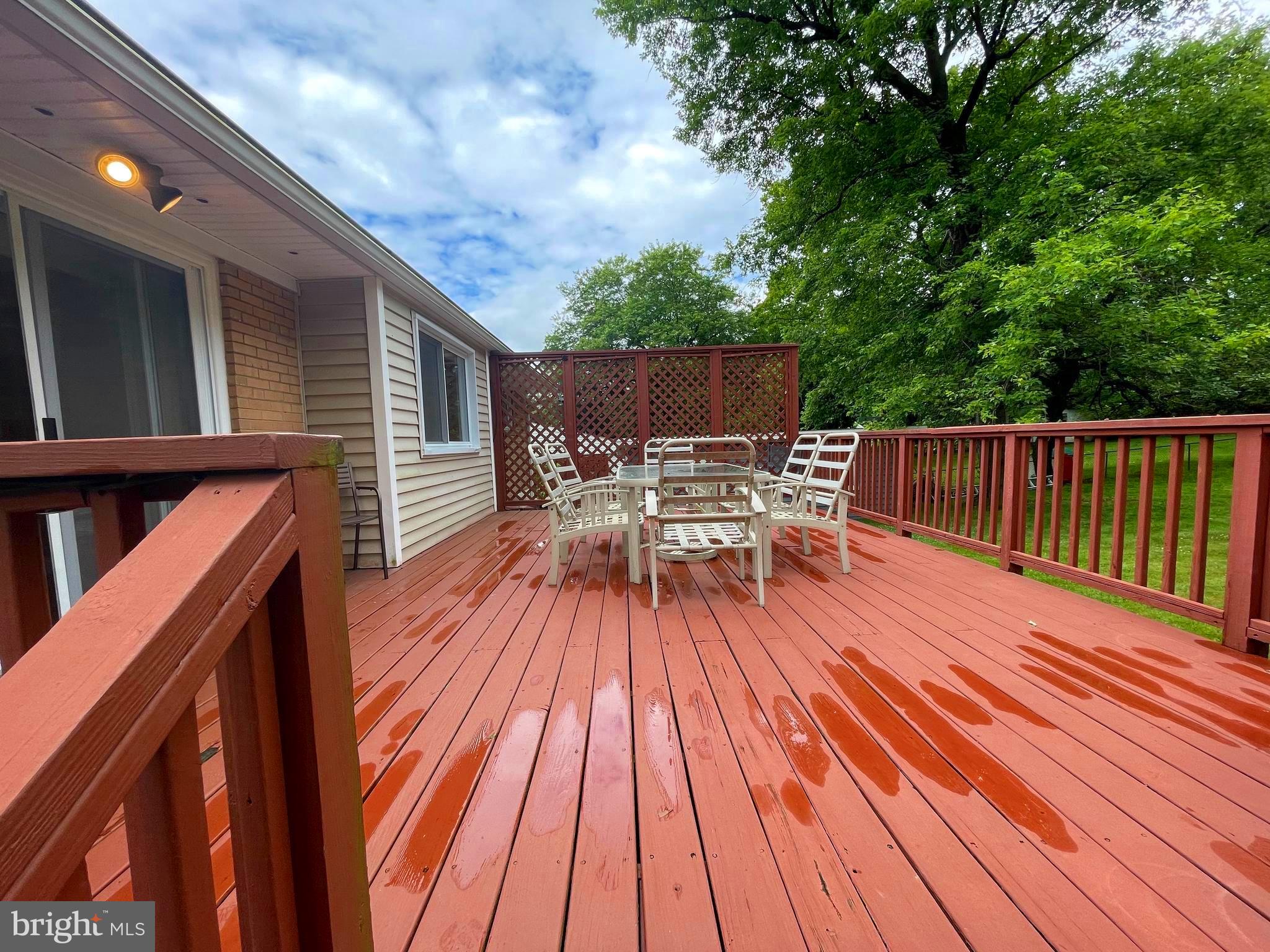 ENGLISH MANOR - Residential Lease