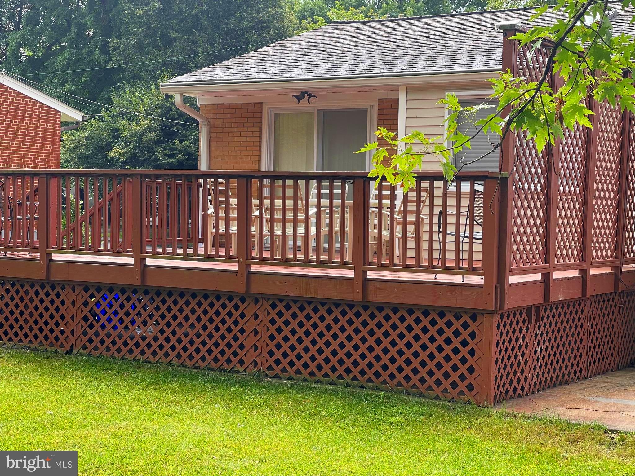 ENGLISH MANOR - Residential Lease