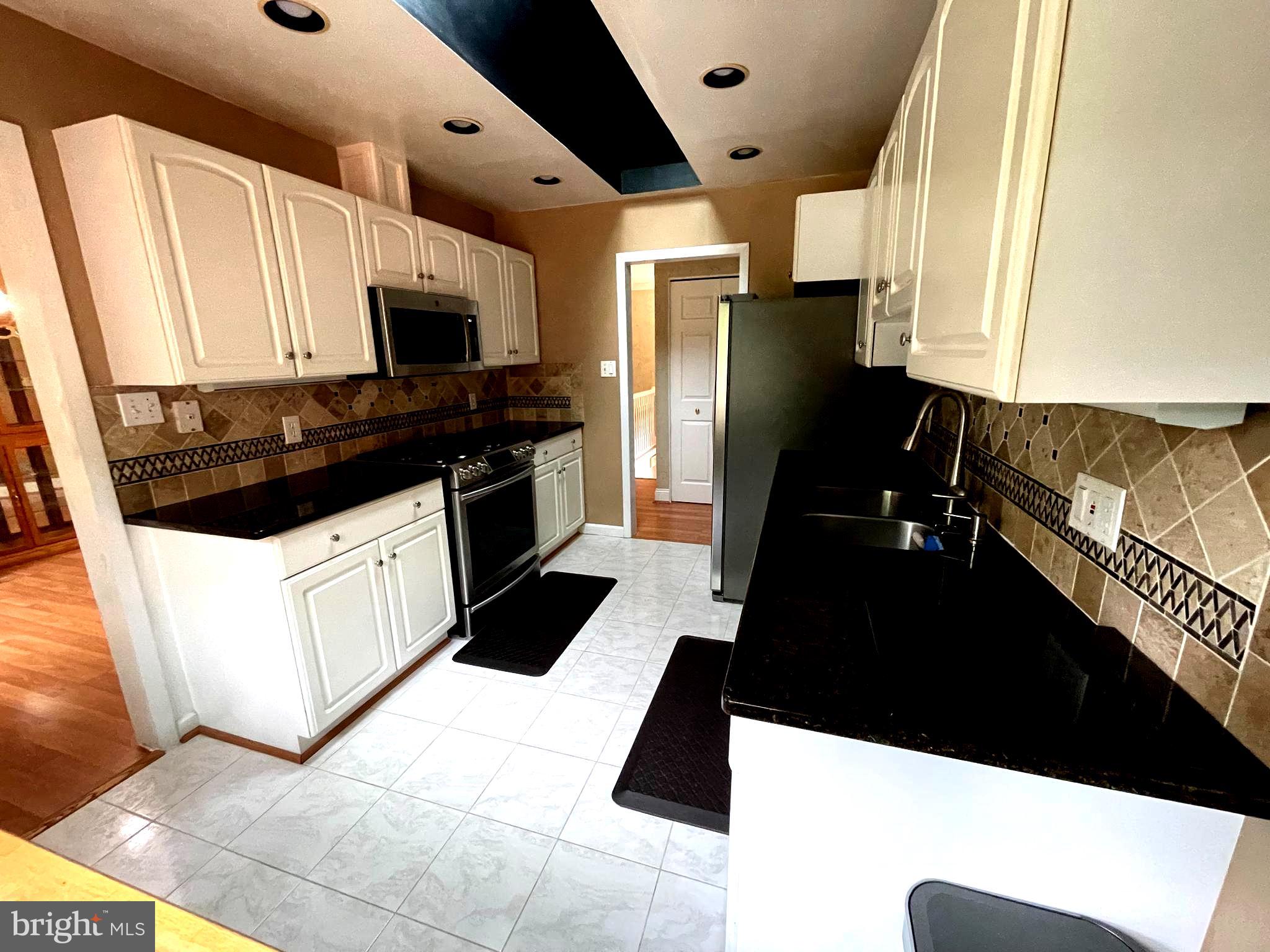 ENGLISH MANOR - Residential Lease