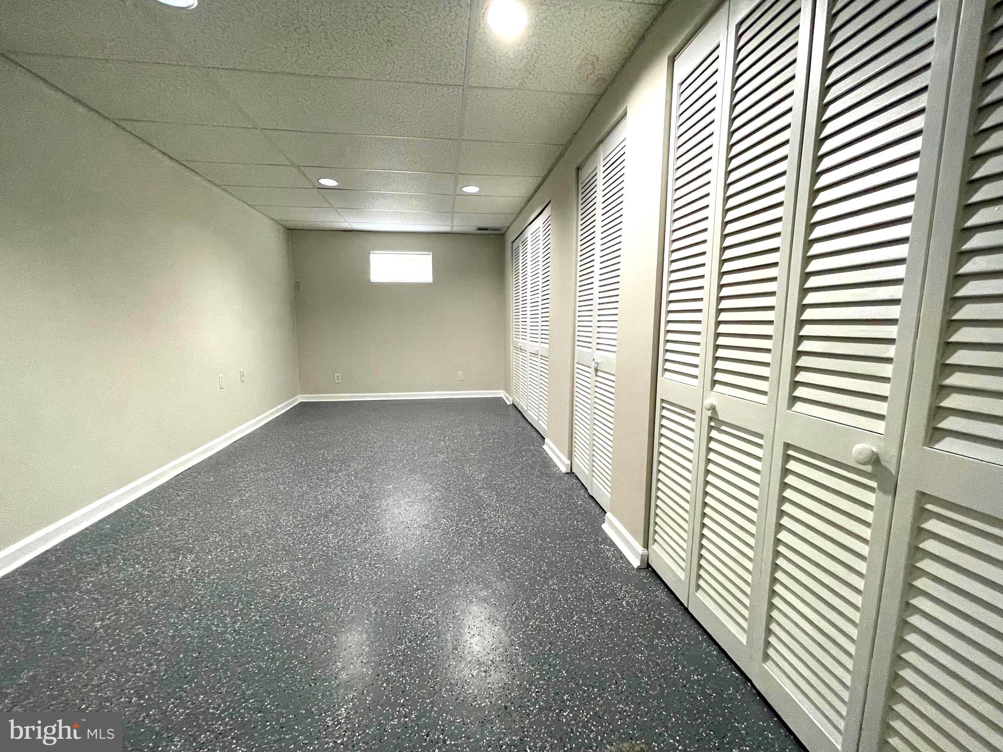 ENGLISH MANOR - Residential Lease