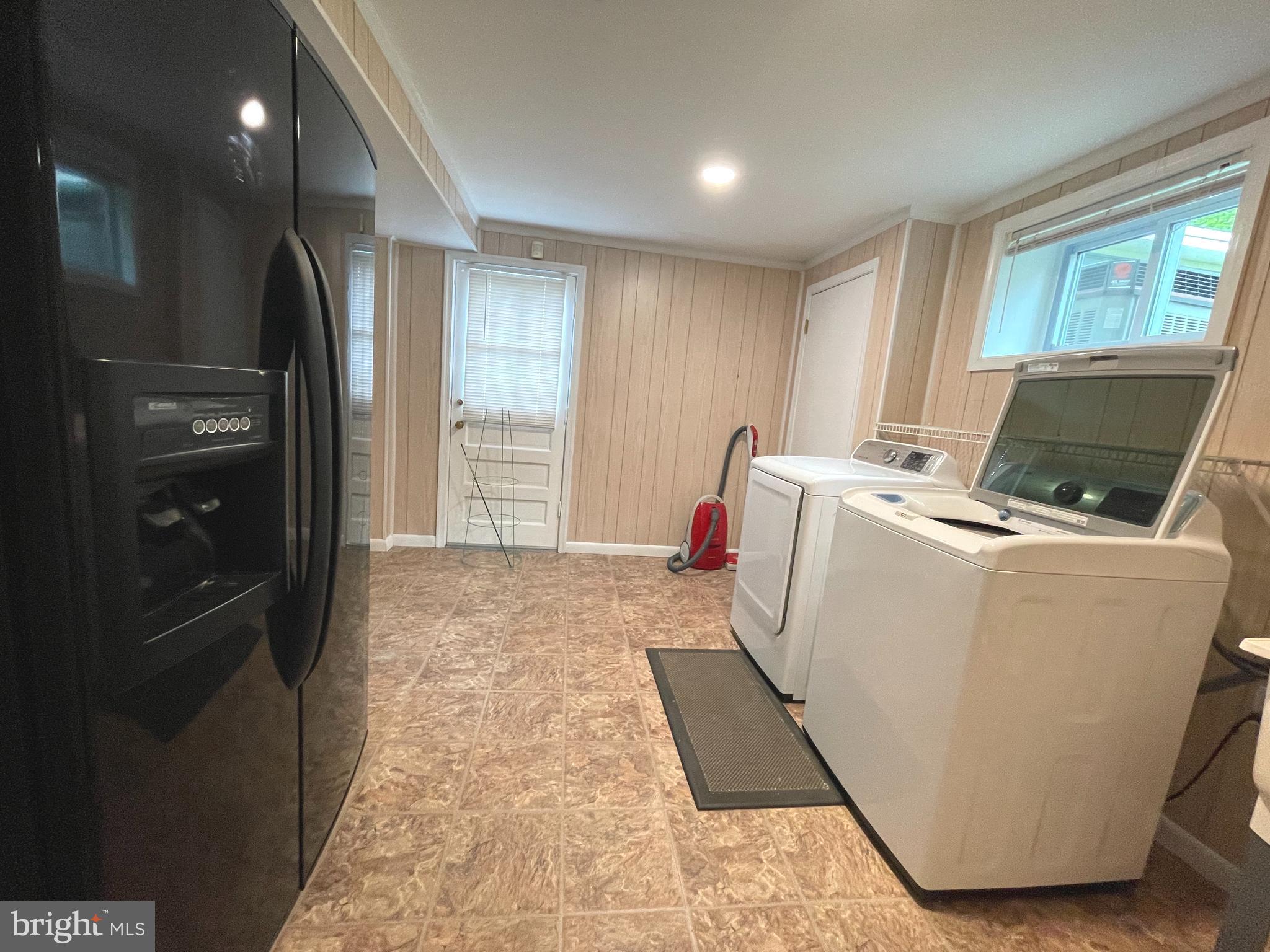 ENGLISH MANOR - Residential Lease