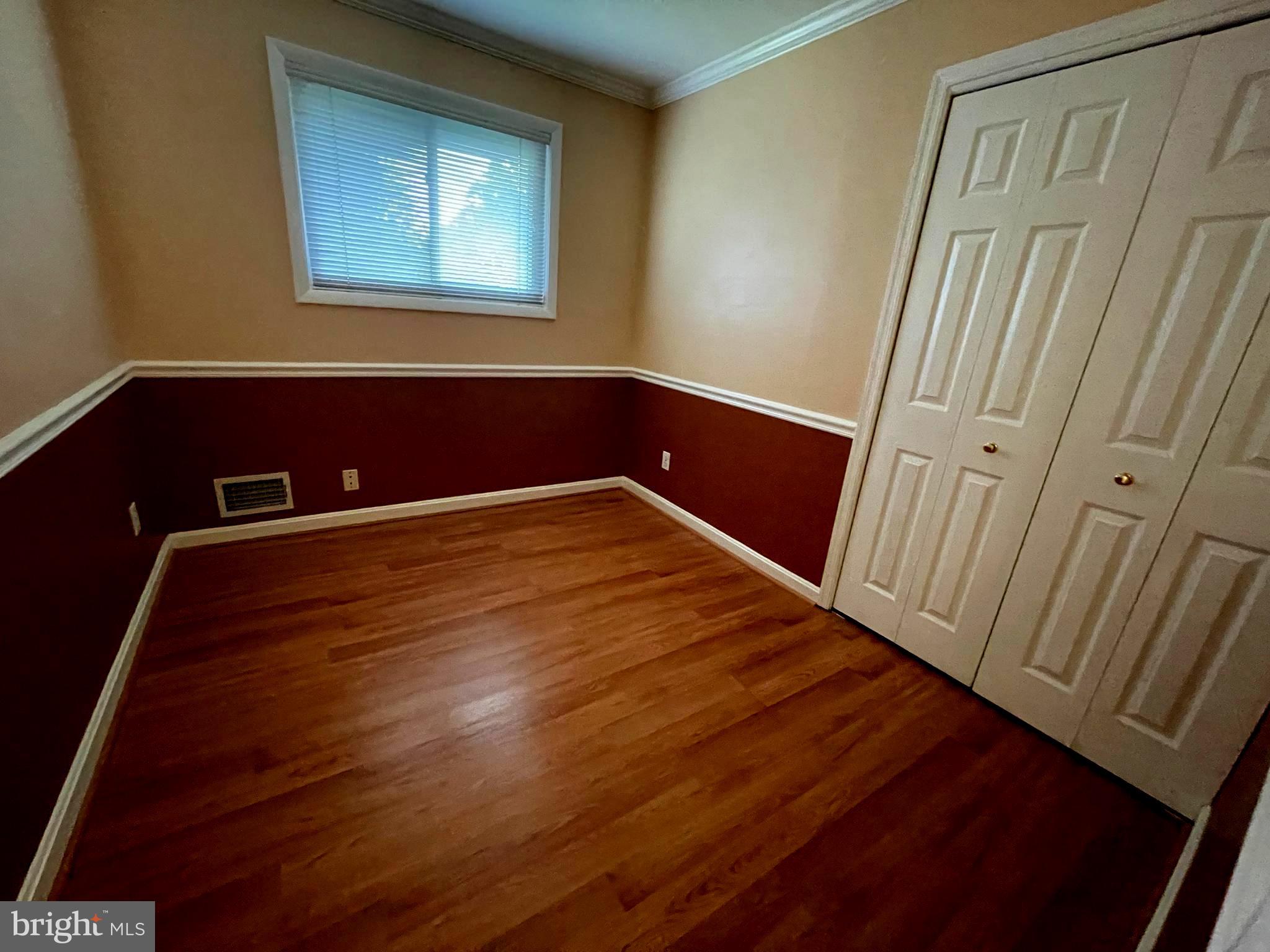 ENGLISH MANOR - Residential Lease