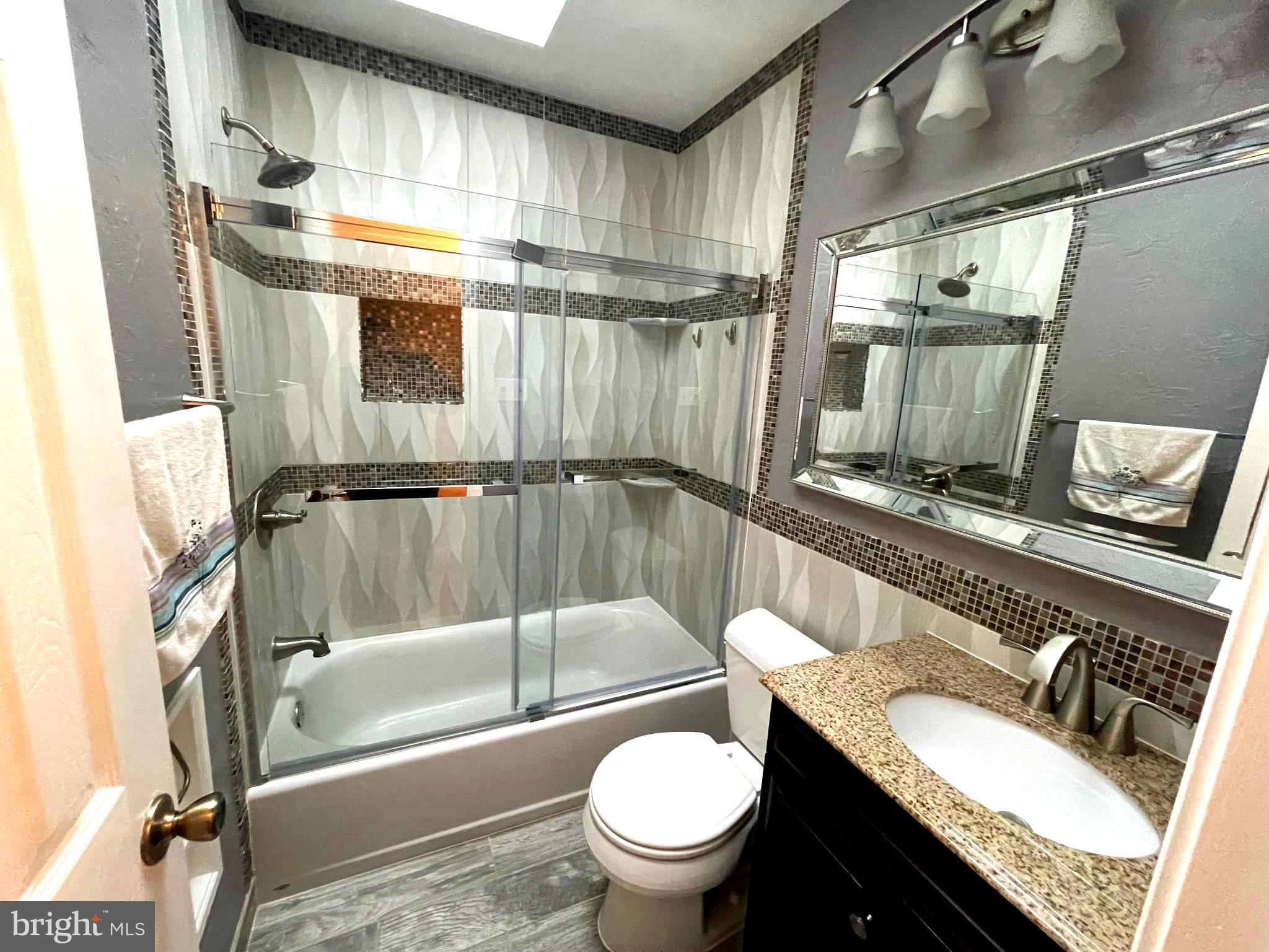 ENGLISH MANOR - Residential Lease