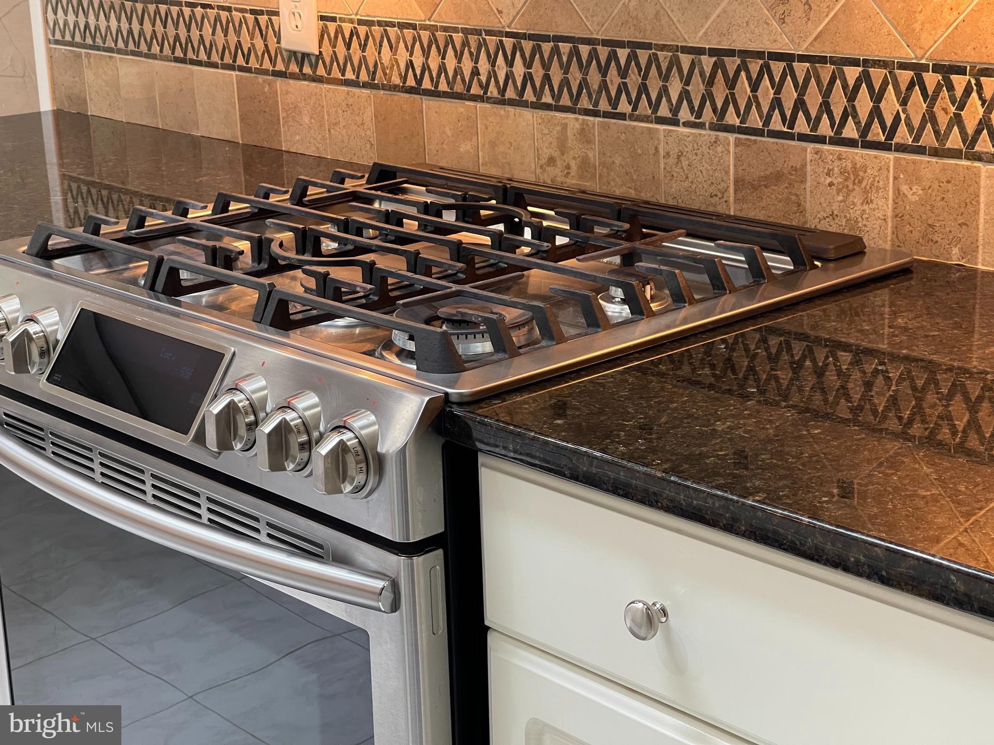 ENGLISH MANOR - Residential Lease