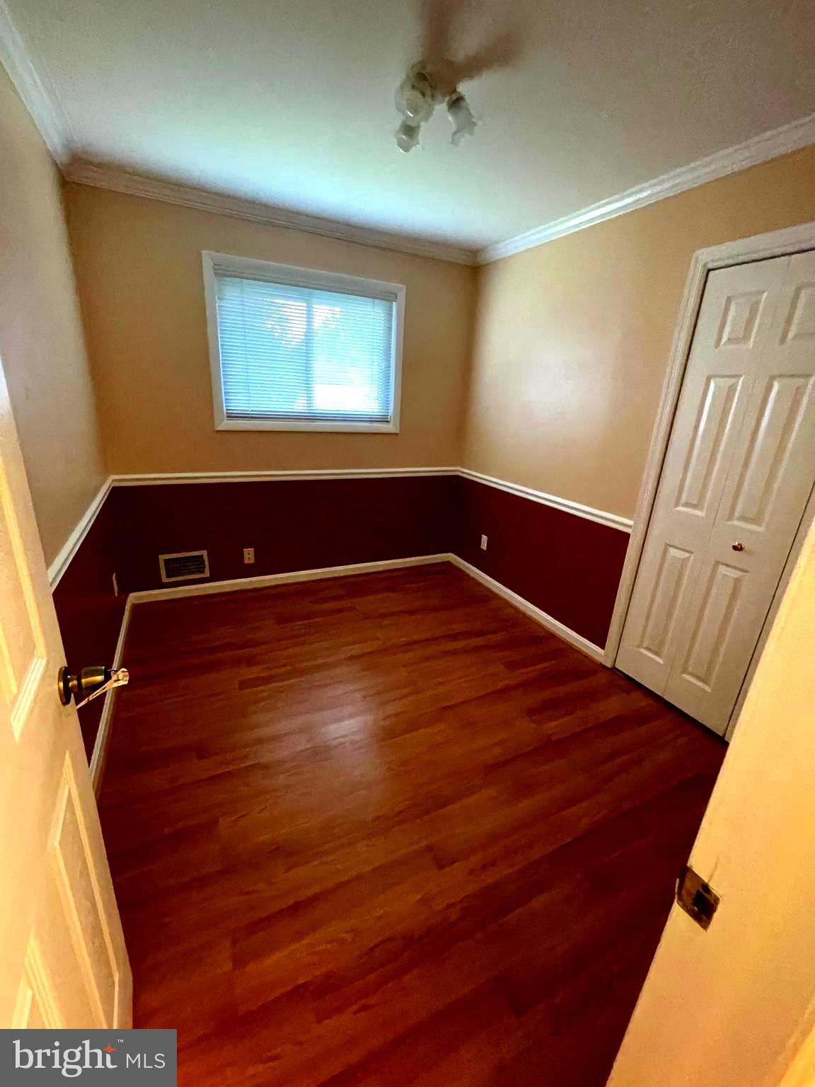 ENGLISH MANOR - Residential Lease