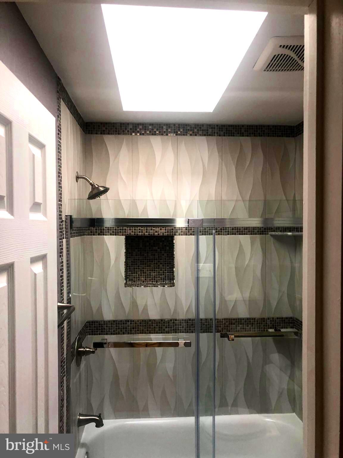 ENGLISH MANOR - Residential Lease