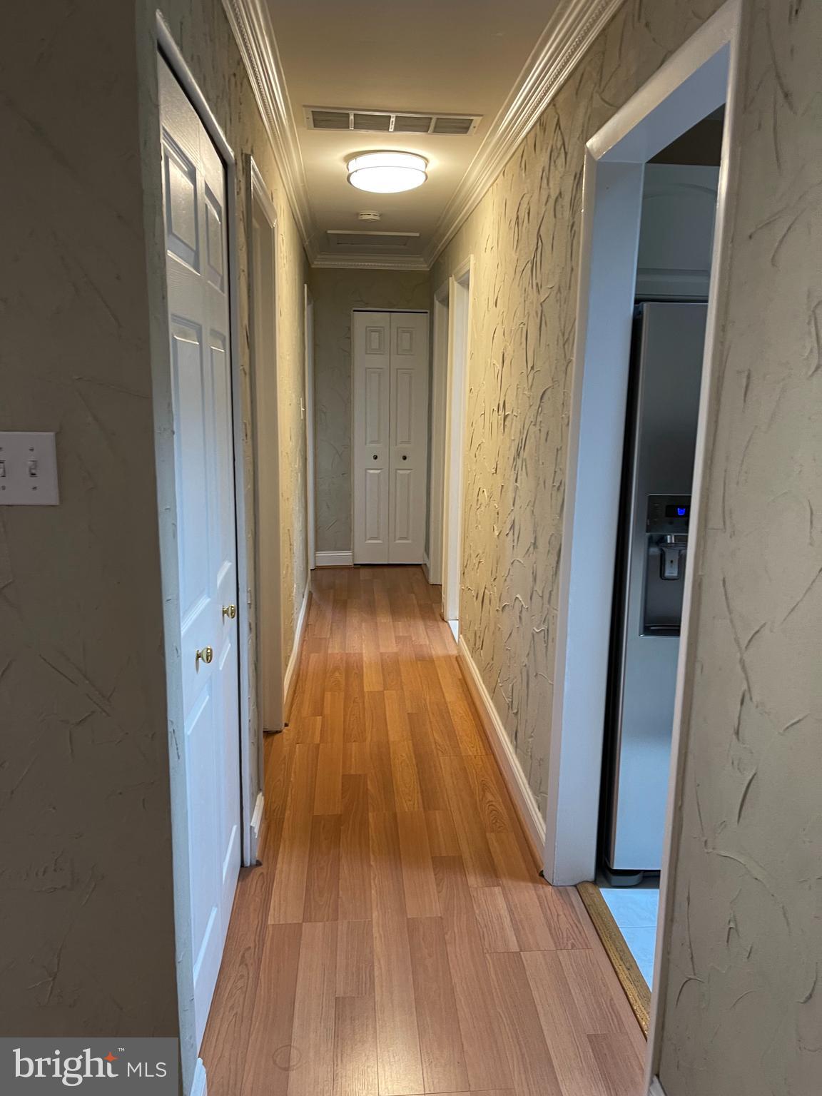 ENGLISH MANOR - Residential Lease