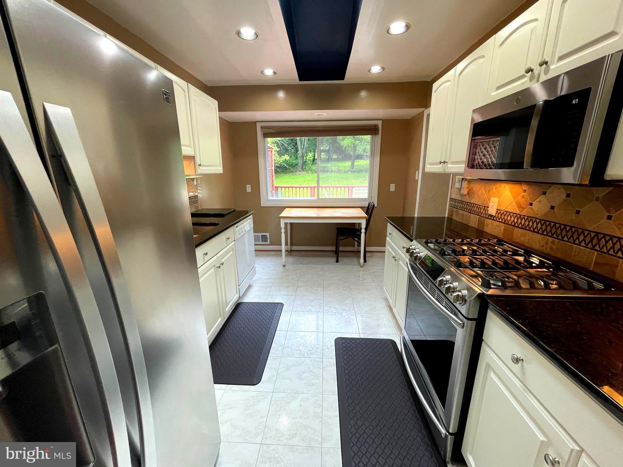 ENGLISH MANOR - Residential Lease