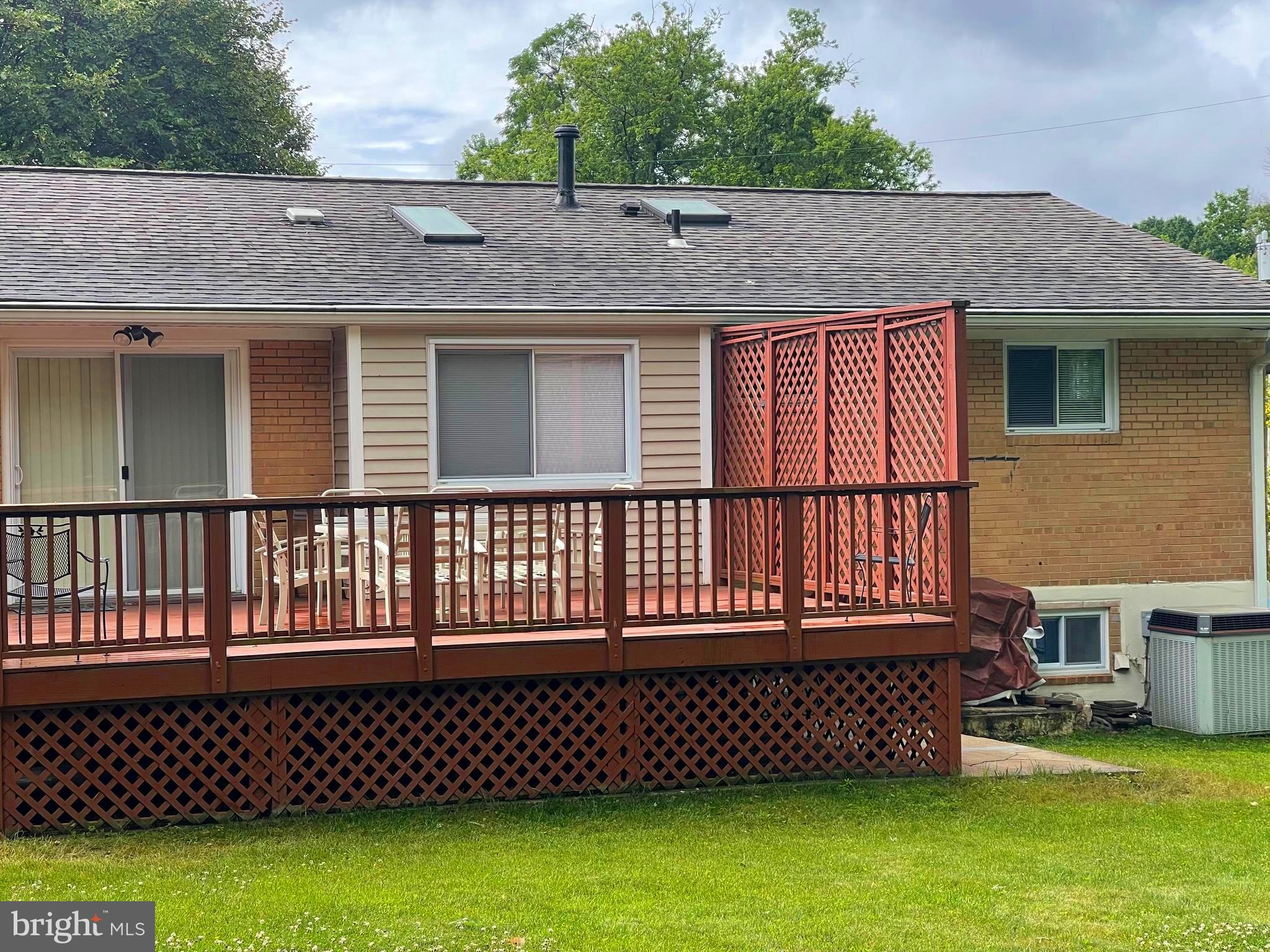 ENGLISH MANOR - Residential Lease