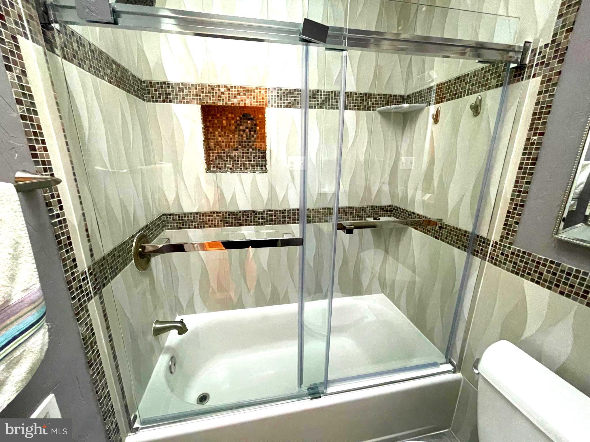 ENGLISH MANOR - Residential Lease