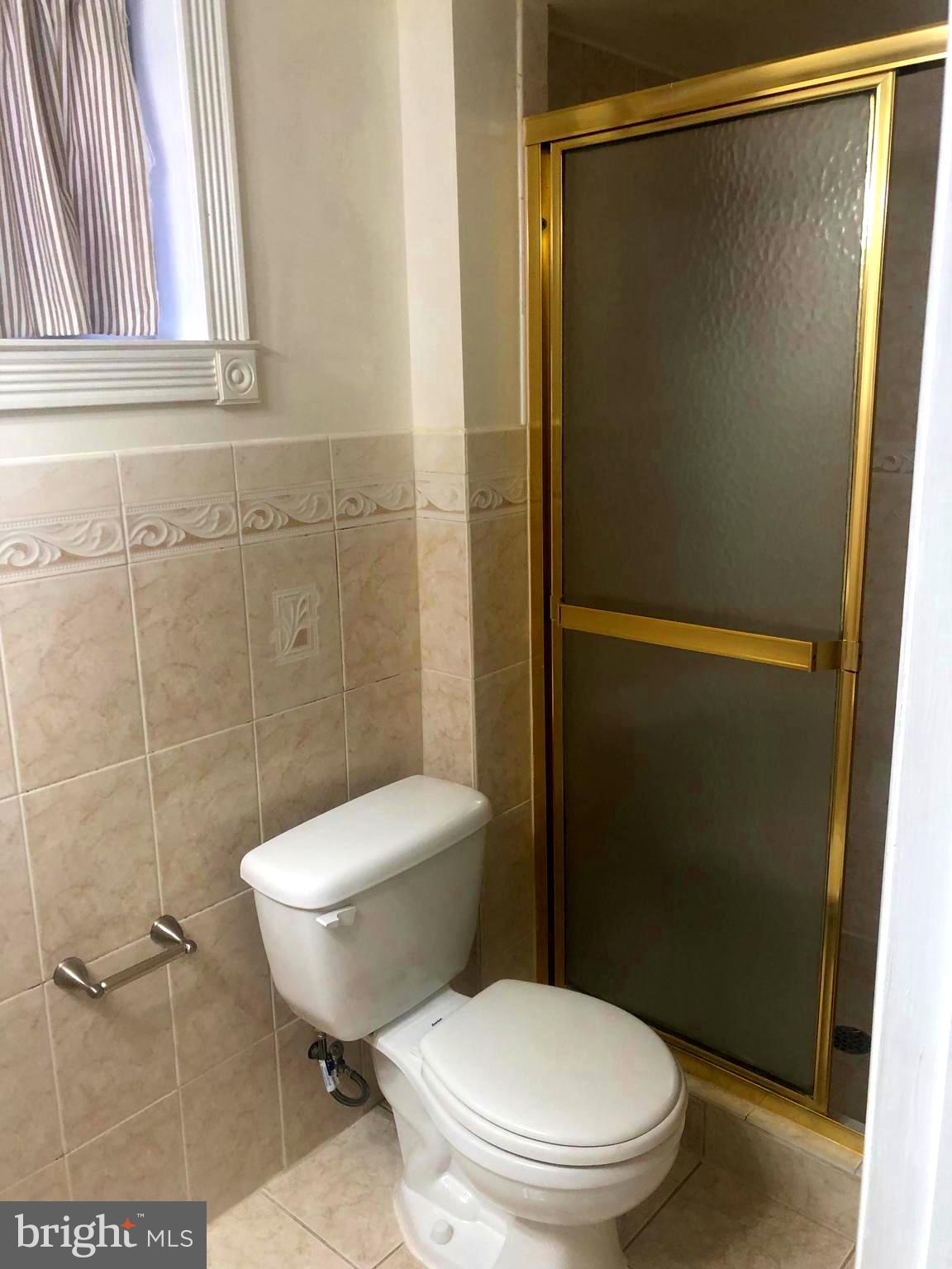 ENGLISH MANOR - Residential Lease