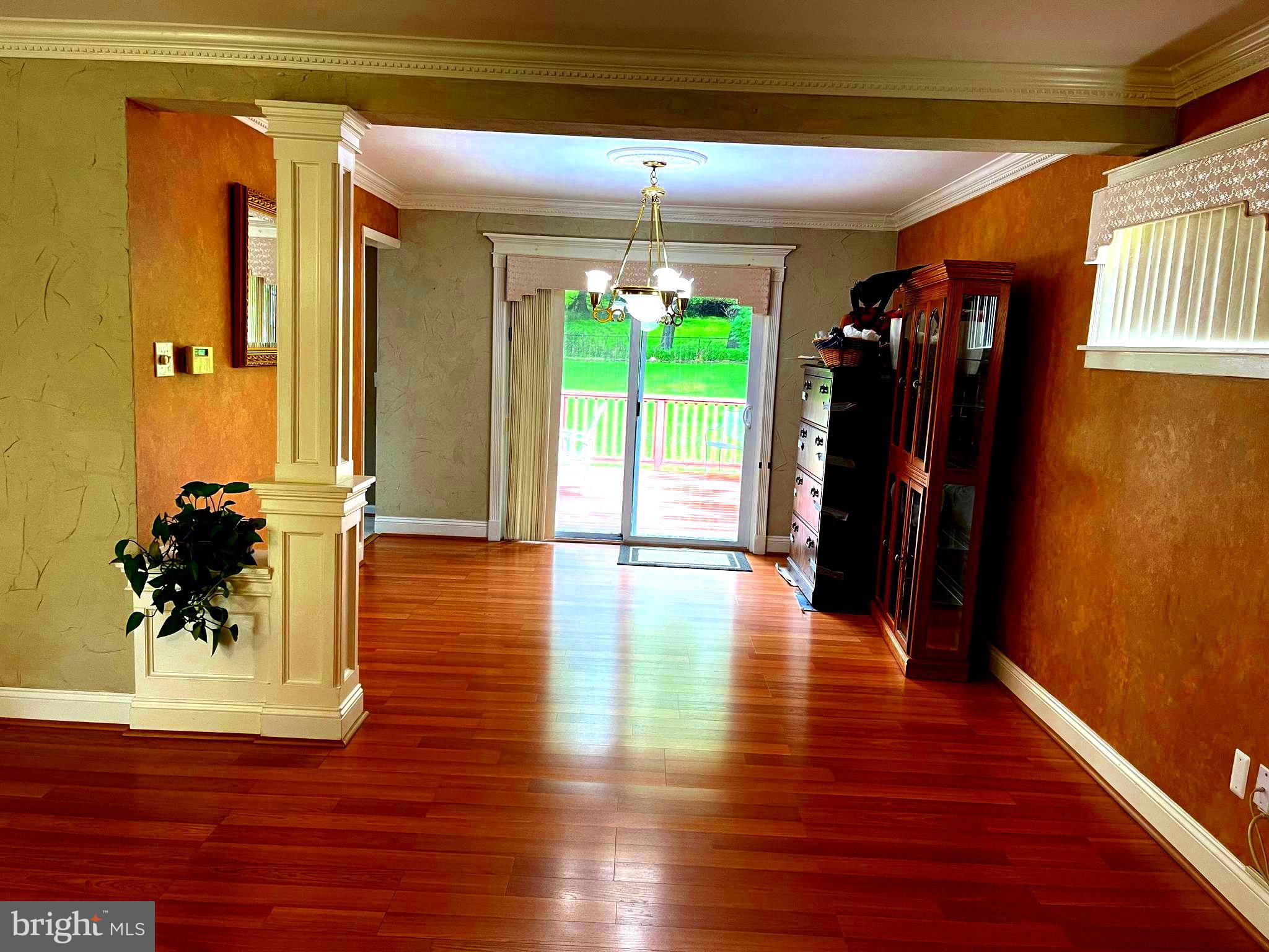 ENGLISH MANOR - Residential Lease