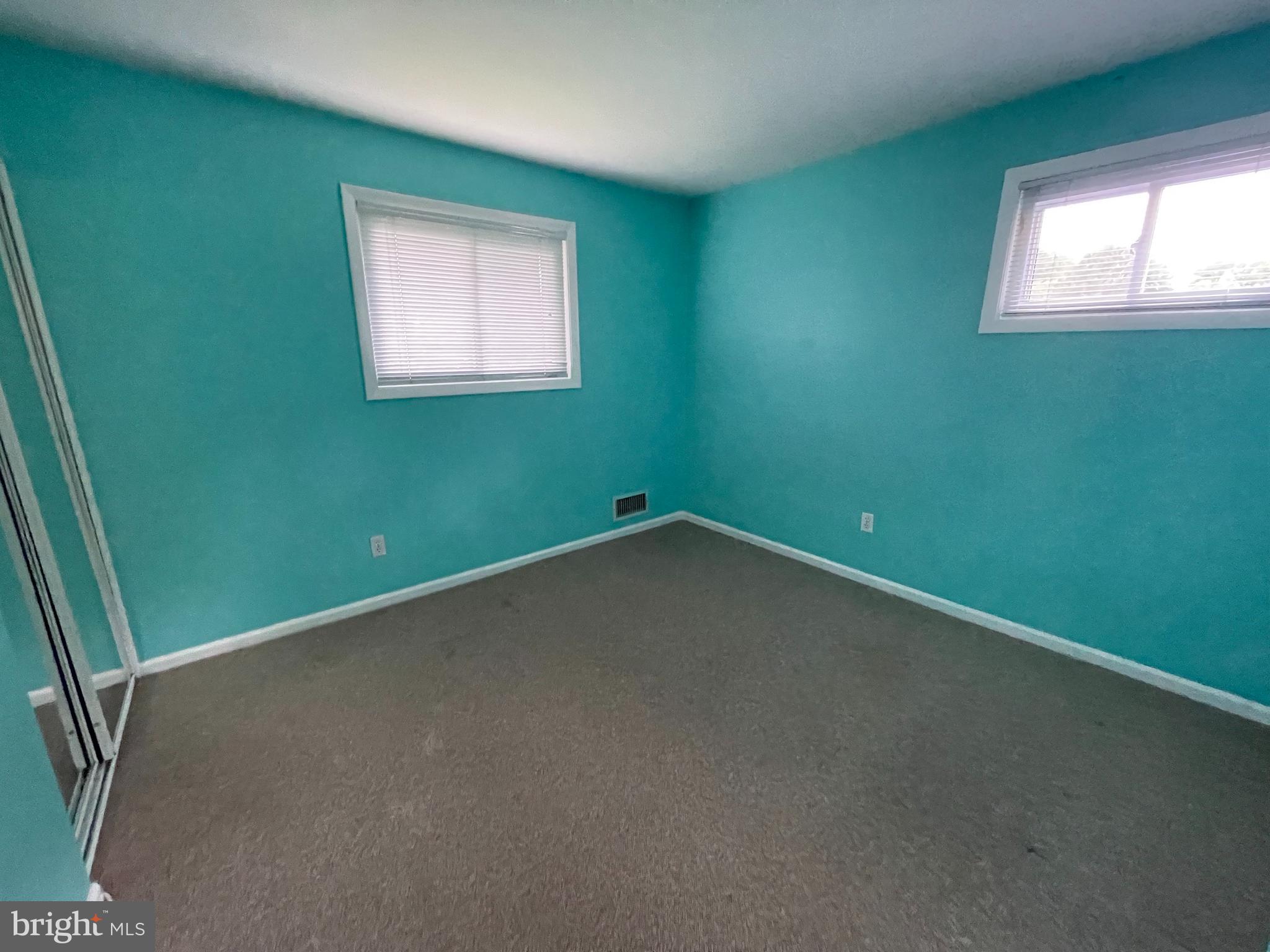 ENGLISH MANOR - Residential Lease