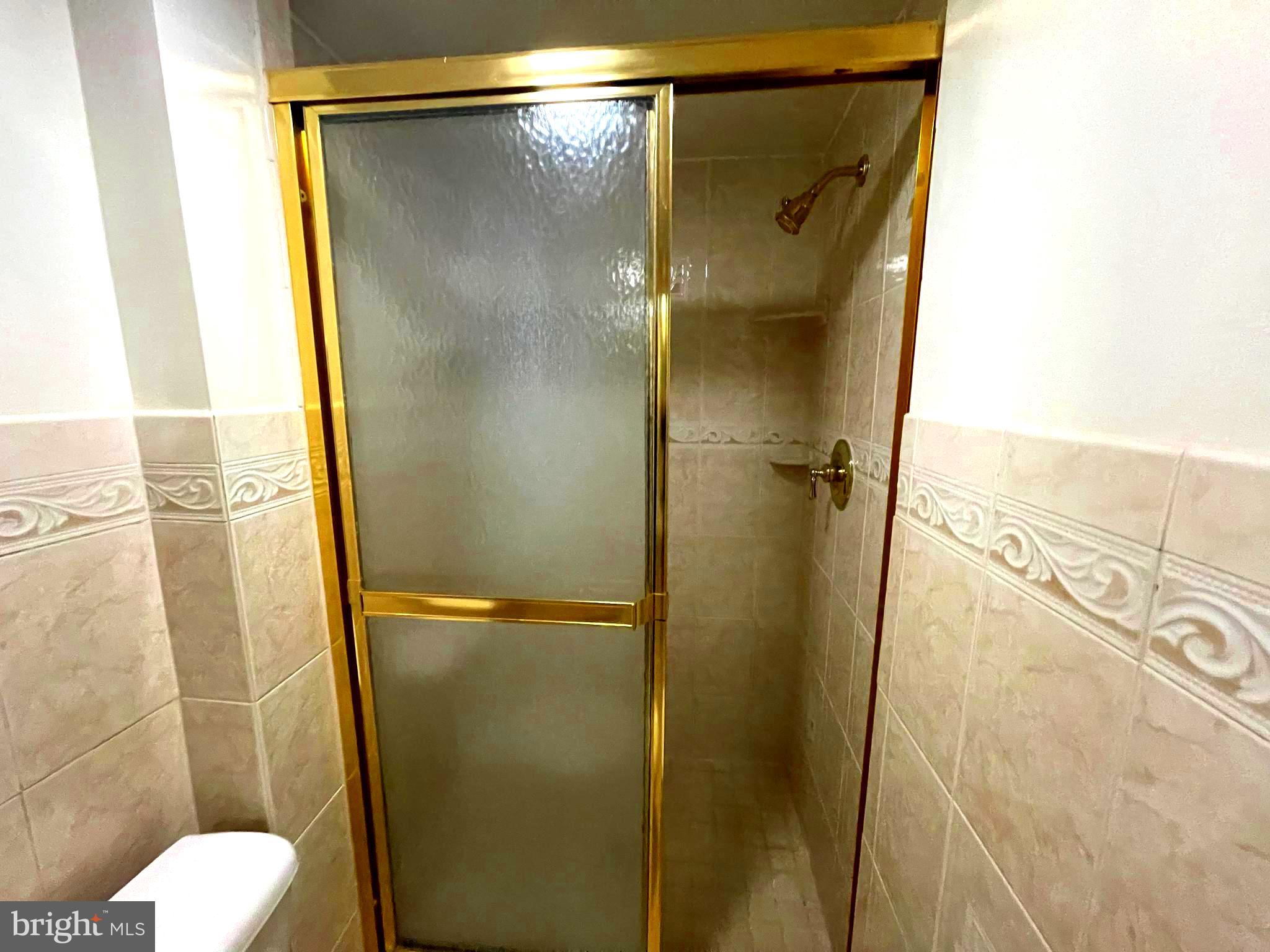 ENGLISH MANOR - Residential Lease