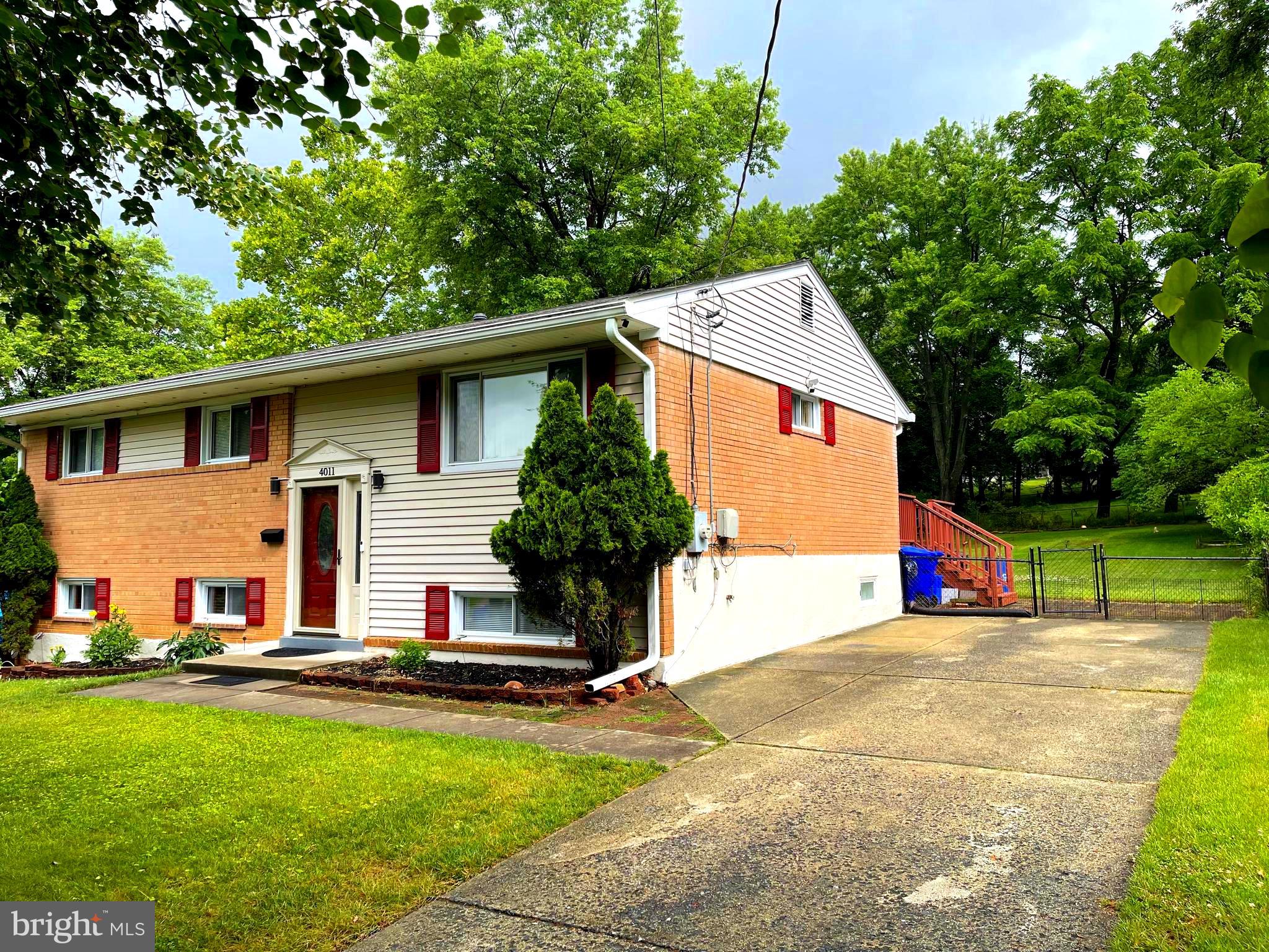 ENGLISH MANOR - Residential Lease